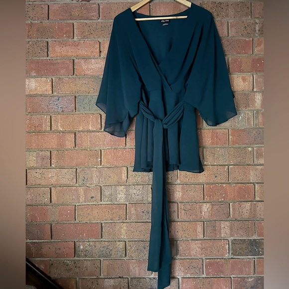 City chic emerald green top. Size L (20) flowing sleeves. Elastic at the back - Picture 3 of 11